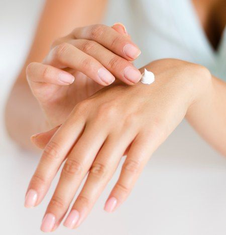 Come applicare la crema sulle mani