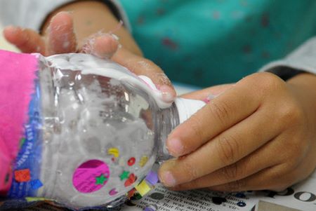 Bambino maneggia colla naturale atossica