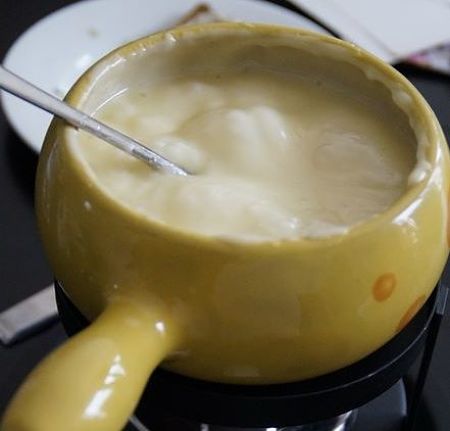 Fonduta di formaggio in pentola idonea alla preparazione