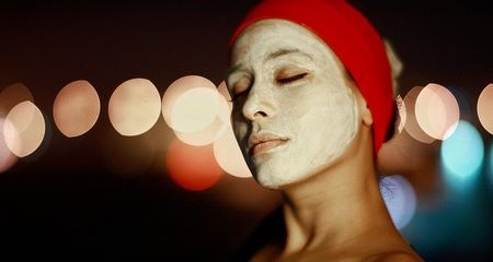 Maschera di bellezza fai da te applicata sul viso