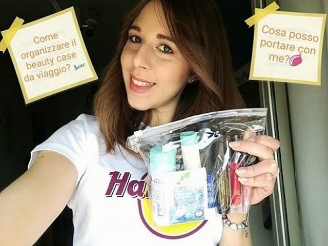 Necessaire da aereo in regola rispetto alle normative Beauty case da aereo organizzato bene con prodotti cosmetici permessi