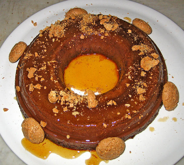 Il bonet è un dolce del Piemonte in cui si impiegano gli amaretti Bonet piemontese con amaretti sul piatto di portata