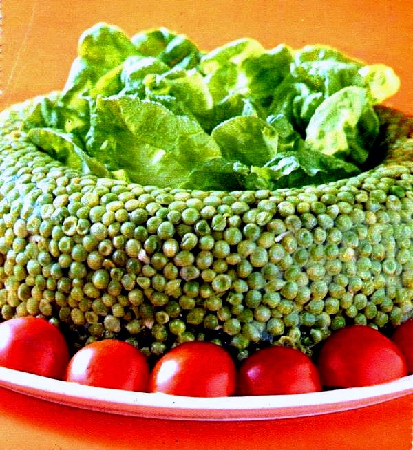 Come presentare in tavola la corona di piselli e pollo in gelatina senza grassi