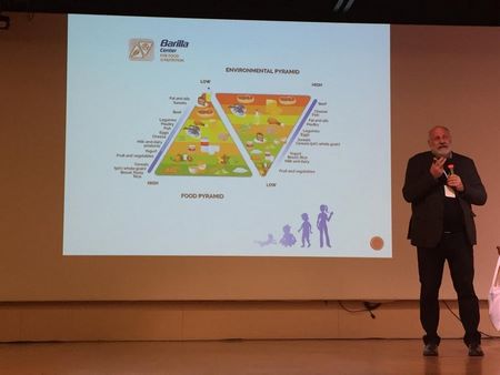 Il professor Valentini parla della piramide alimentare al Festival della Salute Globale