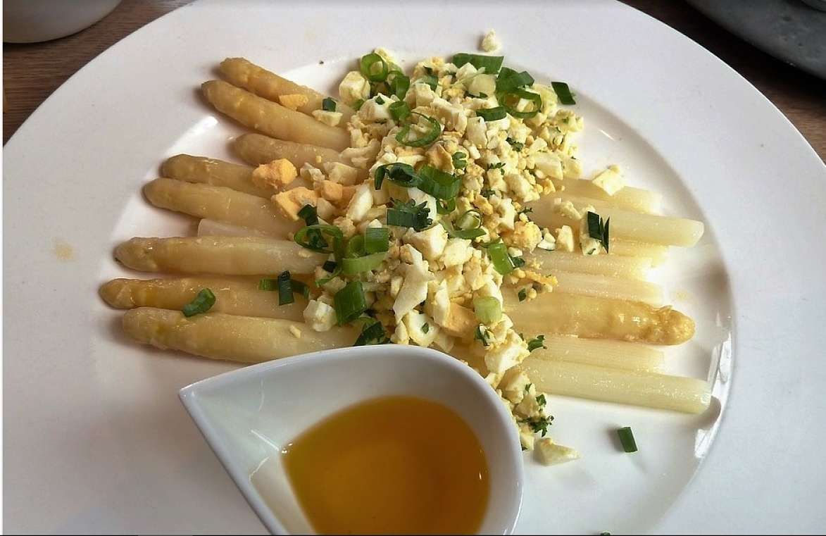 Appetitosi asparagi bianchi alla fiamminga per antipasto elegante Asparagi alla fiamminga con uova sode e salsa al burro a parte