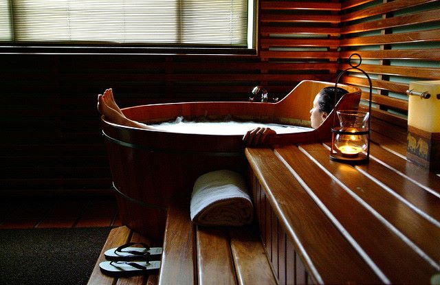 Donna fa il bagno giapponese nel furo