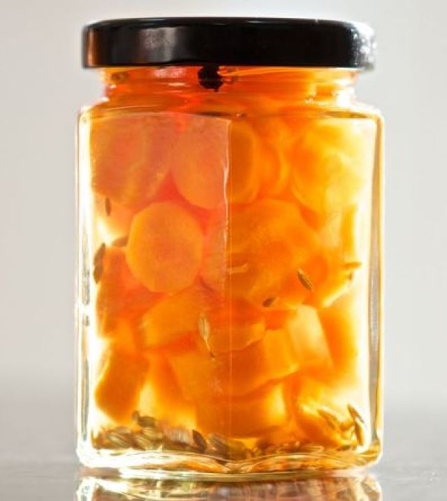 Carote sott'aceto agli aromi in vaso di vetro chiuso