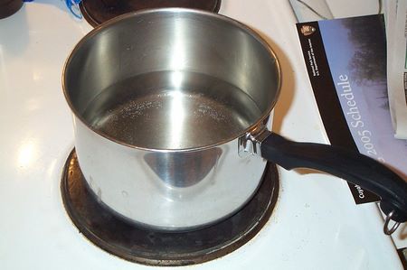 Acqua e aceto bianco in parti uguali nella pentola