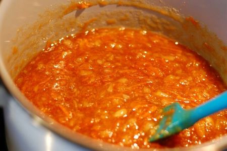 La confettura di carote e limone va mescolata spesso durante la cottura