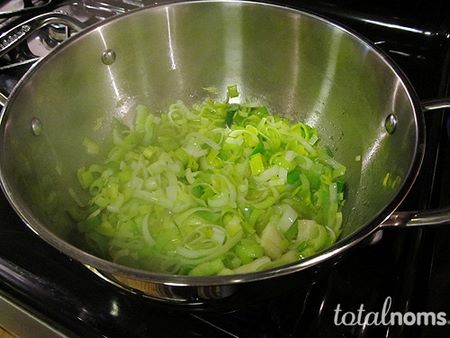 Come cuocere i porri in pentola con l'olio