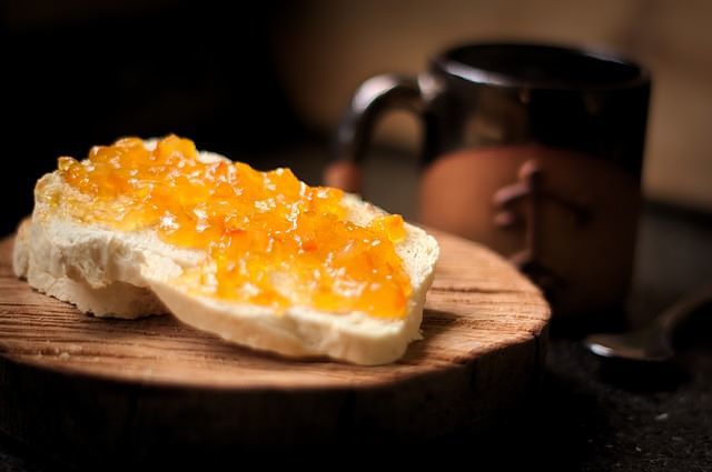 La marmellata di carote e limoni è ideale per la prima colazione Marmellata di carote e limoni casalinga su fetta di pane