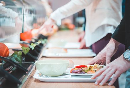Piatto con cibo sostenibile in mensa aziendale