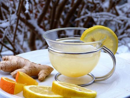 Tazza con infuso di zenzero e fetta di limone