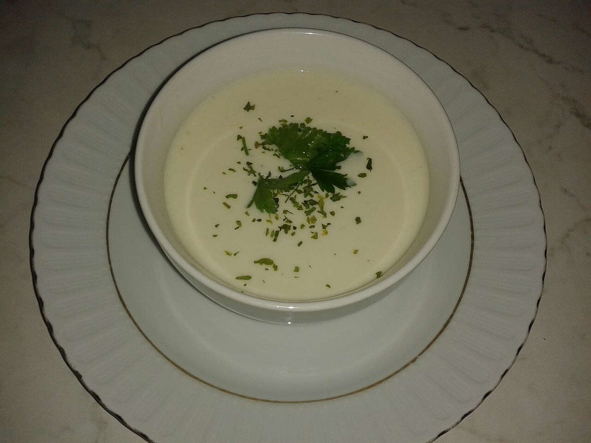 Zuppa fredda di porri e patate francese Vichyssoise di porri e patate nella ciotola