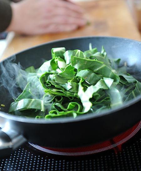 Biete in padella sul fuoco