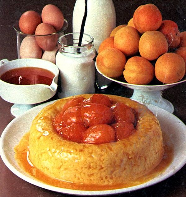 Golosa corona dolce di riso con al centro albicocche fresche fatte sciroppare Ciambella di riso e albicocche nel piatto di portata