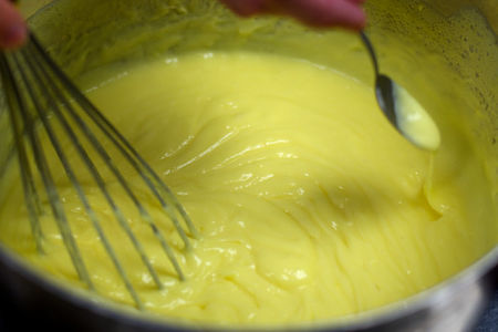 La crema pasticcera deve essere mescolata durante la cottura