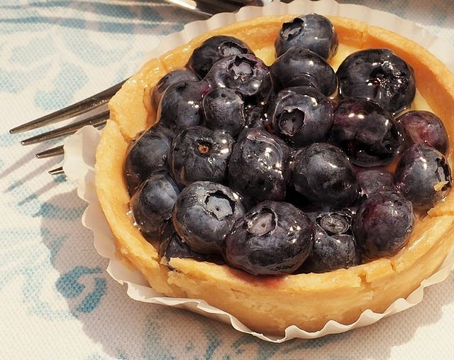 Il cestino di pasta frolla con mirtilli e crema è un docetto monoporzione davvero goloso Come si presenta la crostatina di mirtilli alla crema pasticcera