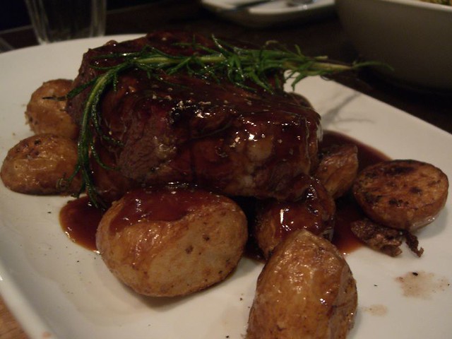 Le patate sono un contorno perfetto per il filetto al vino rosso Filetto di vitello con salsa al vino rosso e patate