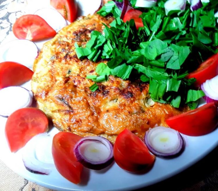 Frittata di verdure avanzate con pomodori, insalata e cipollotti