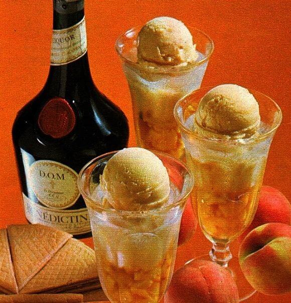 Gelato di pesche al maraschino in bicchieri eleganti