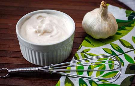 Maionese all'aglio sul tavolo