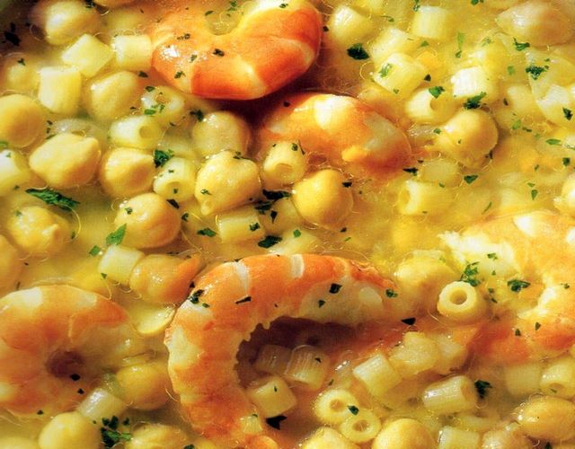 Salutare e gustosa minestra di ceci, gamberi e ditalini fatta seguendo la ricetta di Procida Minestra procidana con gamberi, ceci e pasta corta