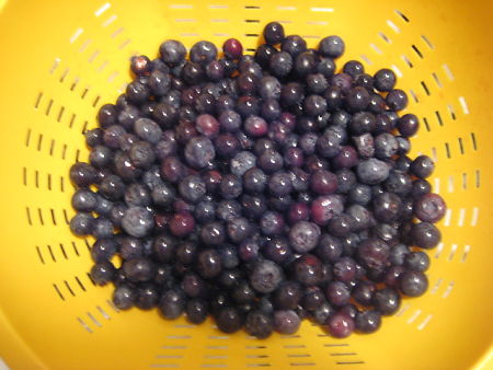Mirtilli freschi nello scolapasta