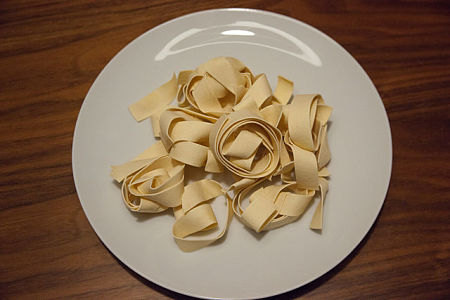 Pappardelle crude nel piatto