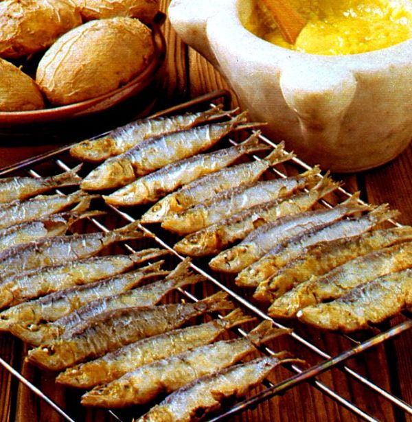 Patate al cartoccio e maionese aromattizzata all'aglio sono l'accompagnamento ideale per le sardine grigliate Sarde grigliate con salsa maionese all'aglio e patate arrostite nel cartoccio