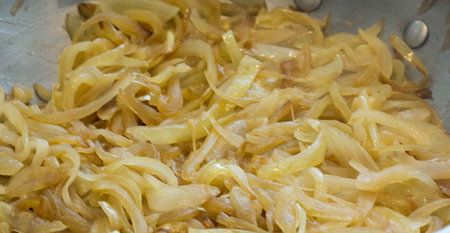 Come devono essere rosolate le cipolle per la zuppa