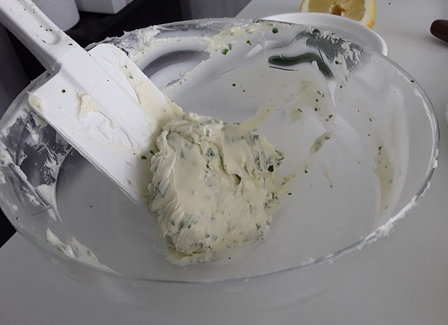 Burro alla maitre d'hotel lavorato a spatola