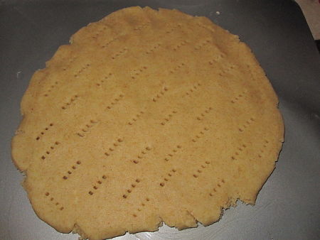 Pasta frolla cruda punzecchiata con la forchetta