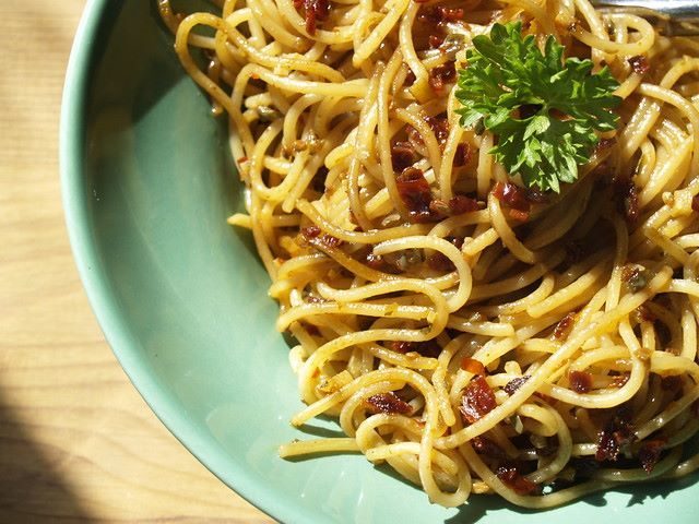 Sfiziosi spaghetti conditi alla calabrese con salsa di alici, capperi e pomodori secchi Spaghetti acciughe capperi e pomodoro