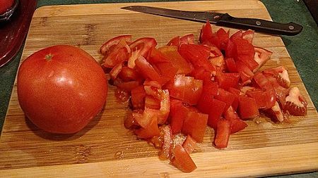 Come fare a tocchetti il pomodoro crudo