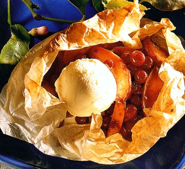 Come devono essere serviti in tavola i cartocci di frutta cotta al forno con il gelato Dessert monoporzione di frutta e ribes al cartoccio con gelato di crema