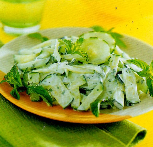 I cetrioli crudi alla salsa bernese sono un elegante contorno francese Insalata di cetrioli alla salsa bernese nel piatto