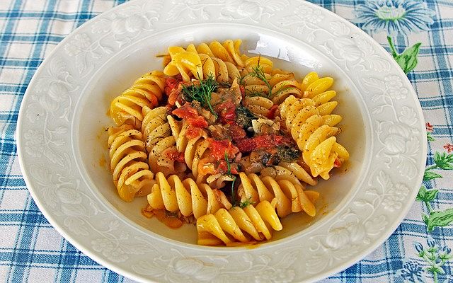Fusilli conditi con salsa di melanzane e pomodoro light