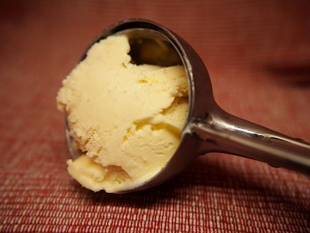 Gelato di zabaione fatto con poche uova e poco Marsala