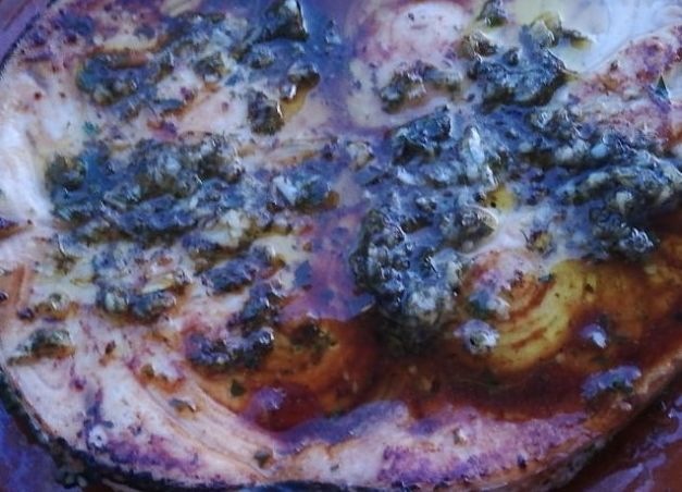 Fetta di pesce spada in salmoriglio cucinata in padella