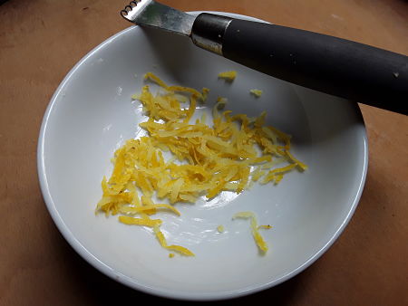 Buccia di limone fatta a filetti sottili con utensile apposito