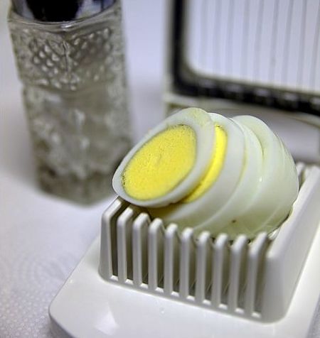Uovo sodo affettato con utensile apposito