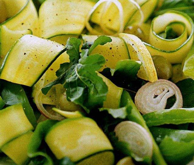 Insalata dietetica di zucchine, rucola e peperoni verdi