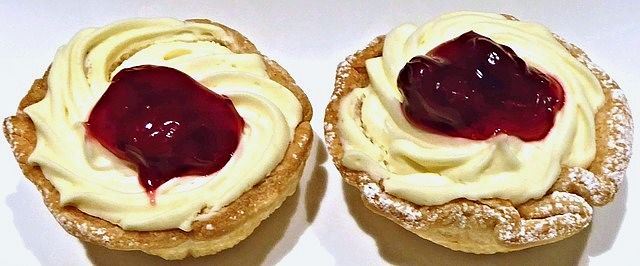 Crostatine con crema di formaggio e confettura di frutti di bosco