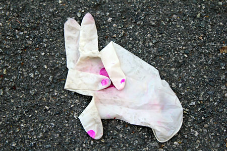 Guanti monouso in lattice macchiati