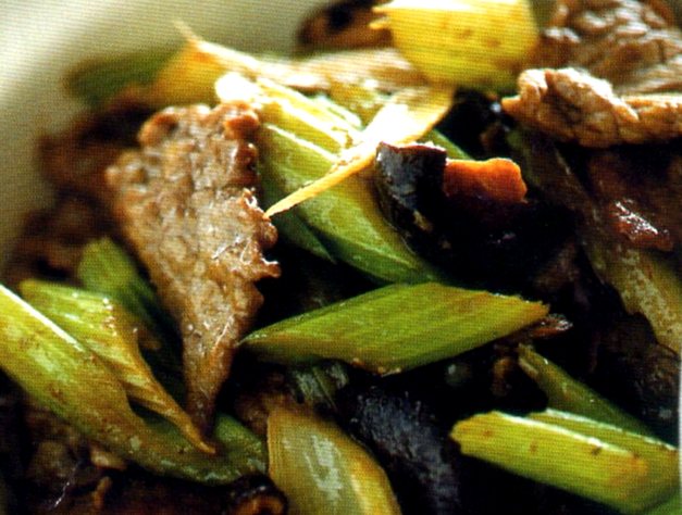 Straccetti di carne con sedano e funghi appena spadellati Gustosi straccetti di manzo cotti in padella con sedano e funghi alla cinese