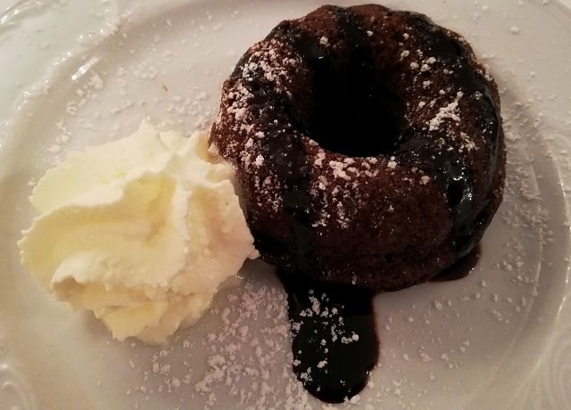 Tortino austriaco Mohr im Hemdt al cioccolato con panna montata di accompagnamento