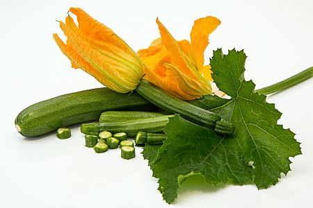 Zucchine appena colte con fiori sani e turgidi