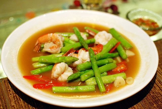 Zuppa di gamberi, funghi e asparagi nella fondina