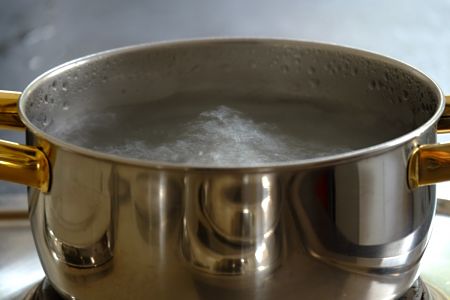 Acqua bollente nella pentola sul fuoco